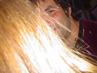 atras de la cabellera rubia... SANTI